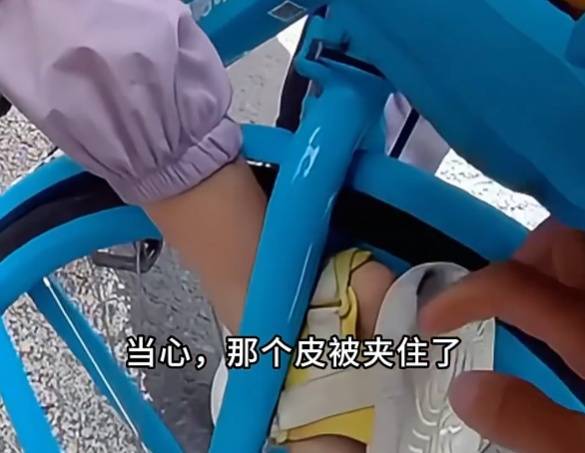 看着都疼<strong></p>
<p>九币</strong>！上海街头一男子突然求助：10岁女儿被死死卡住！这个行为太危险→