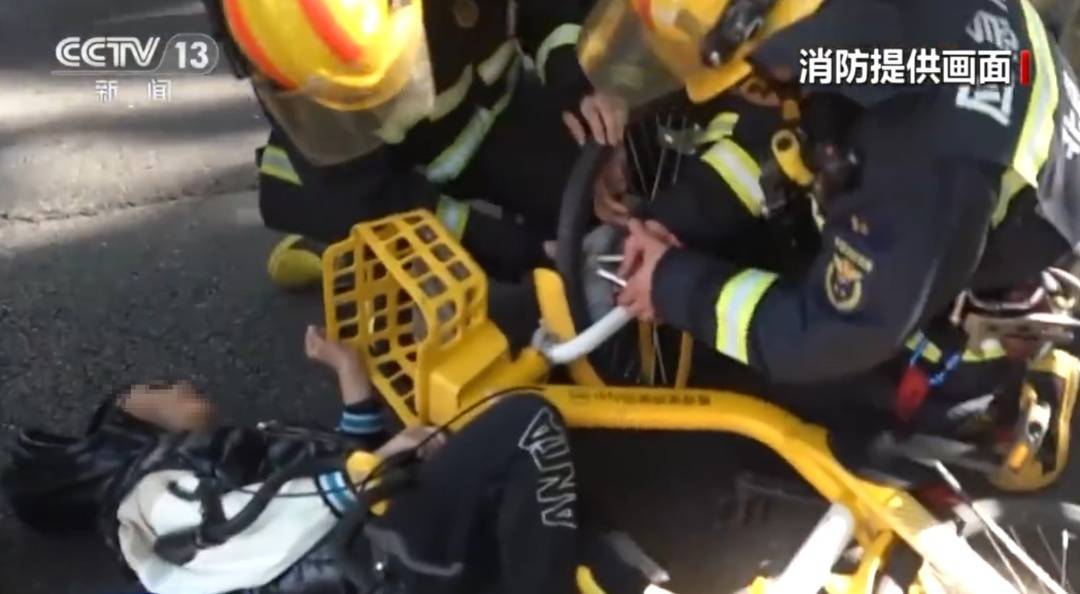看着都疼<strong></p>
<p>九币</strong>！上海街头一男子突然求助：10岁女儿被死死卡住！这个行为太危险→