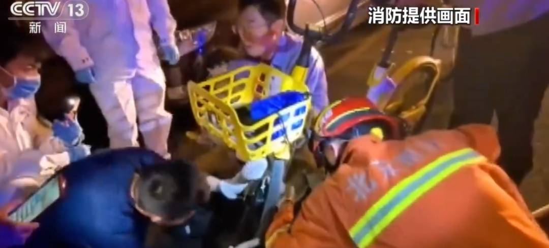 看着都疼<strong></p>
<p>九币</strong>！上海街头一男子突然求助：10岁女儿被死死卡住！这个行为太危险→