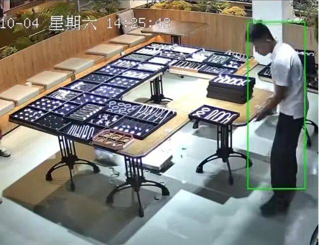 苏州一20岁店员不小心摔碎一盒玉镯损失百万<strong></p>
<p>九币</strong>，老板未要赔偿安慰小伙别有压力