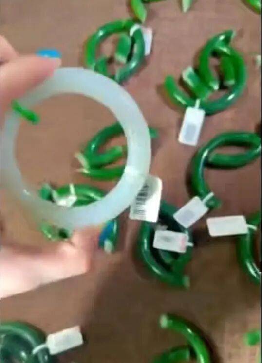 苏州一20岁店员不小心摔碎一盒玉镯损失百万<strong></p>
<p>九币</strong>，老板未要赔偿安慰小伙别有压力