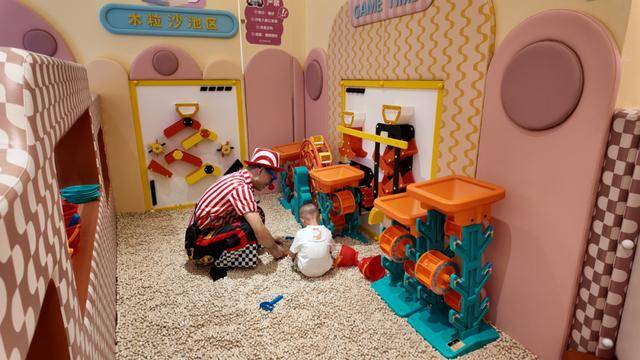 海底捞<strong></p>
<p>九币</strong>,和西贝“抢娃”