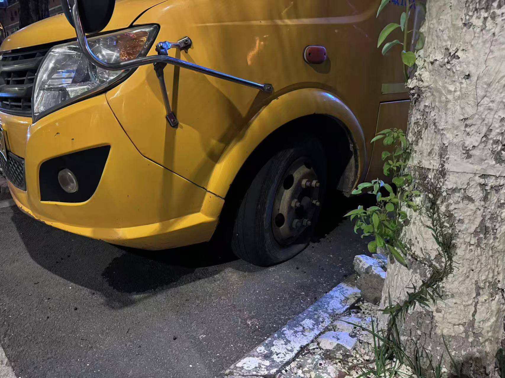 在县城当老师<strong></p>
<p>法币100</strong>，没那么吃香了