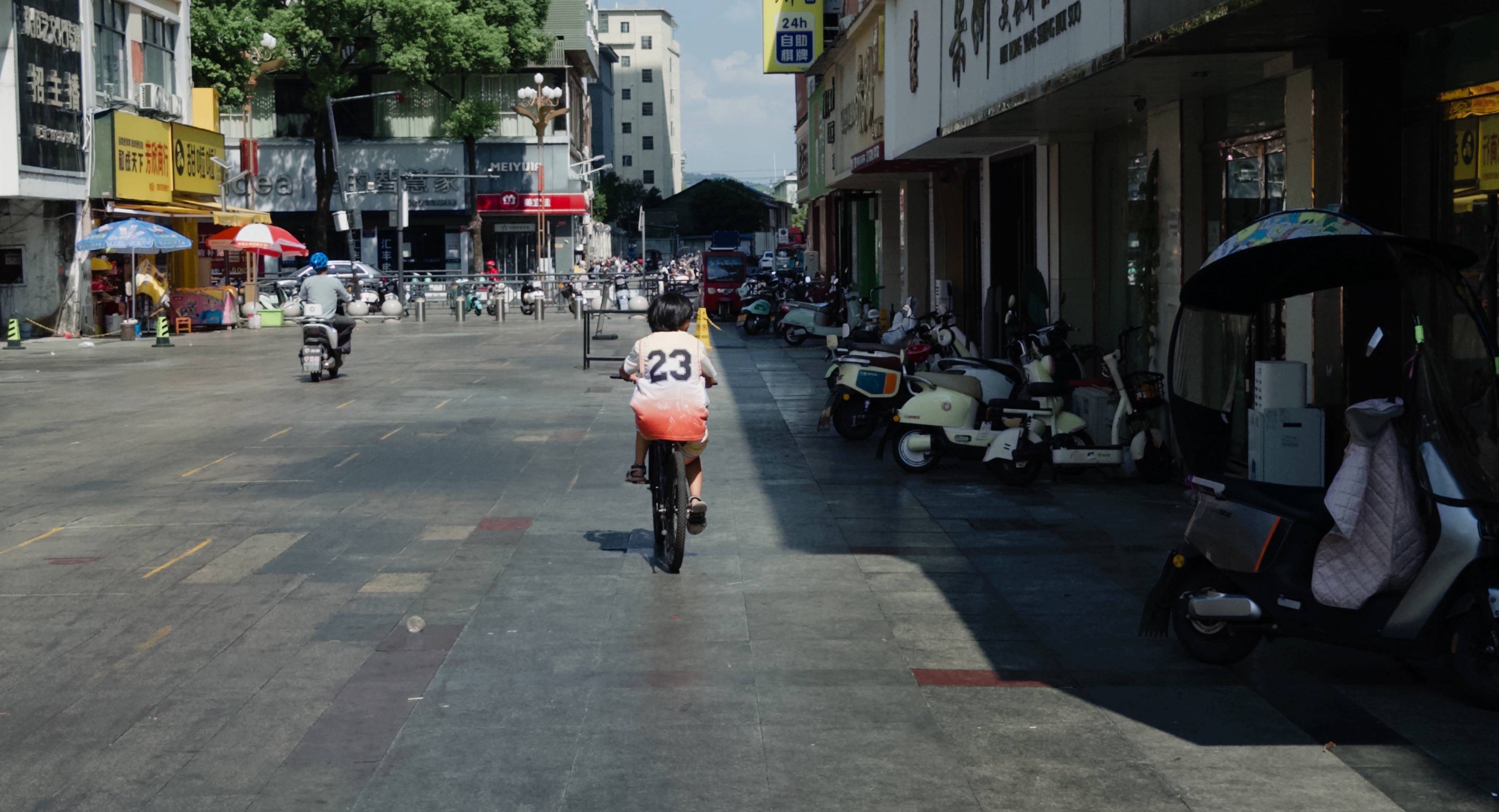 在县城当老师<strong></p>
<p>法币100</strong>，没那么吃香了