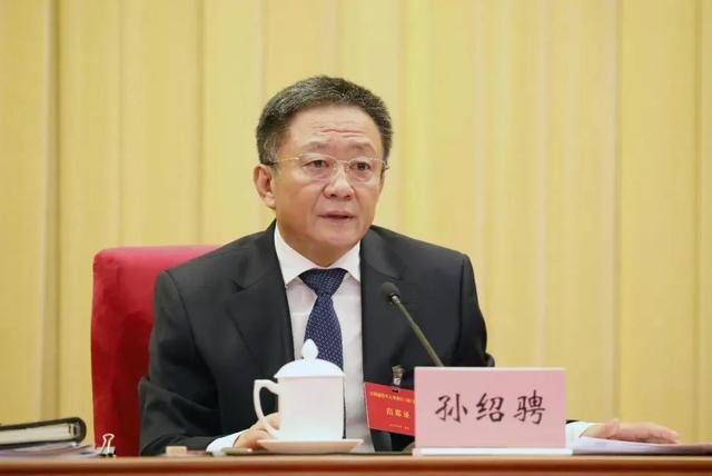 孙绍骋因工作岗位调整<strong></p>
<p>法币100</strong>，辞去内蒙古自治区人大常委会主任职务