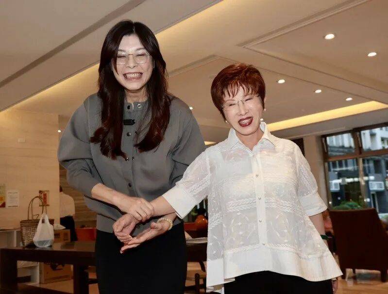 到底支持谁当党主席？当着郑丽文的面<strong></p>
<p>法币100</strong>，洪秀柱说出了自己的答案