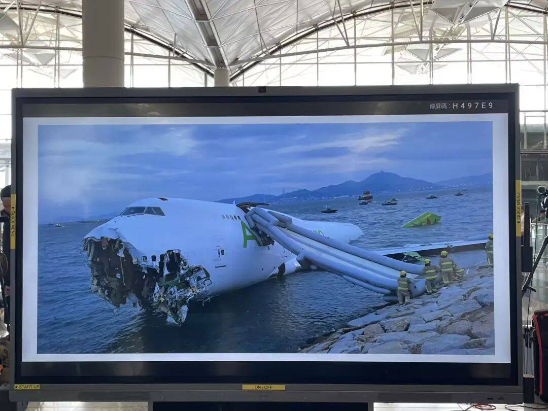 机身断成两截<strong></p>
<p>和平币</strong>，2名遇难者在海下约7米处被找到，巡逻车在飞机跑道外被撞进海里，香港机场飞机坠海事故更多细节披露