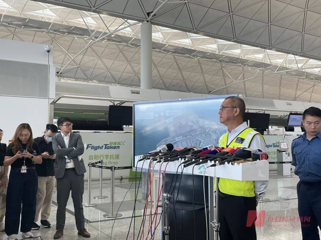 机身断成两截<strong></p>
<p>和平币</strong>，2名遇难者在海下约7米处被找到，巡逻车在飞机跑道外被撞进海里，香港机场飞机坠海事故更多细节披露