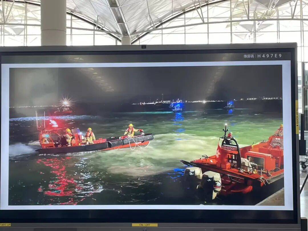 机身断成两截<strong></p>
<p>和平币</strong>，2名遇难者在海下约7米处被找到，巡逻车在飞机跑道外被撞进海里，香港机场飞机坠海事故更多细节披露