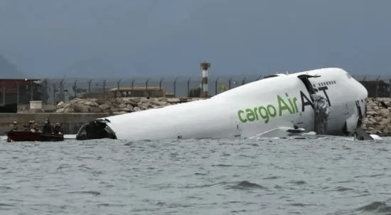 机身断成两截<strong></p>
<p>和平币</strong>，2名遇难者在海下约7米处被找到，巡逻车在飞机跑道外被撞进海里，香港机场飞机坠海事故更多细节披露