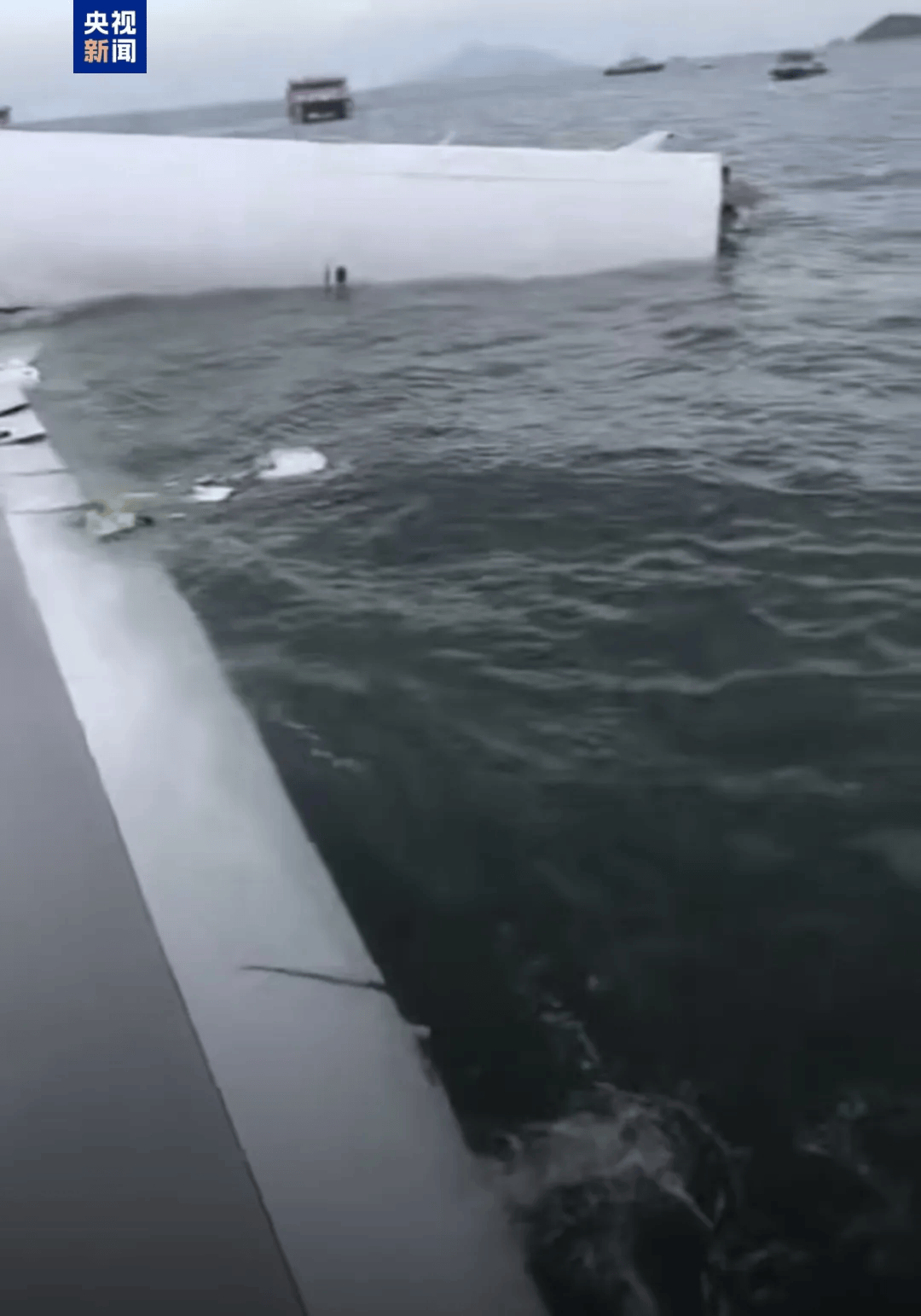 机身断成两截<strong></p>
<p>和平币</strong>，2名遇难者在海下约7米处被找到，巡逻车在飞机跑道外被撞进海里，香港机场飞机坠海事故更多细节披露