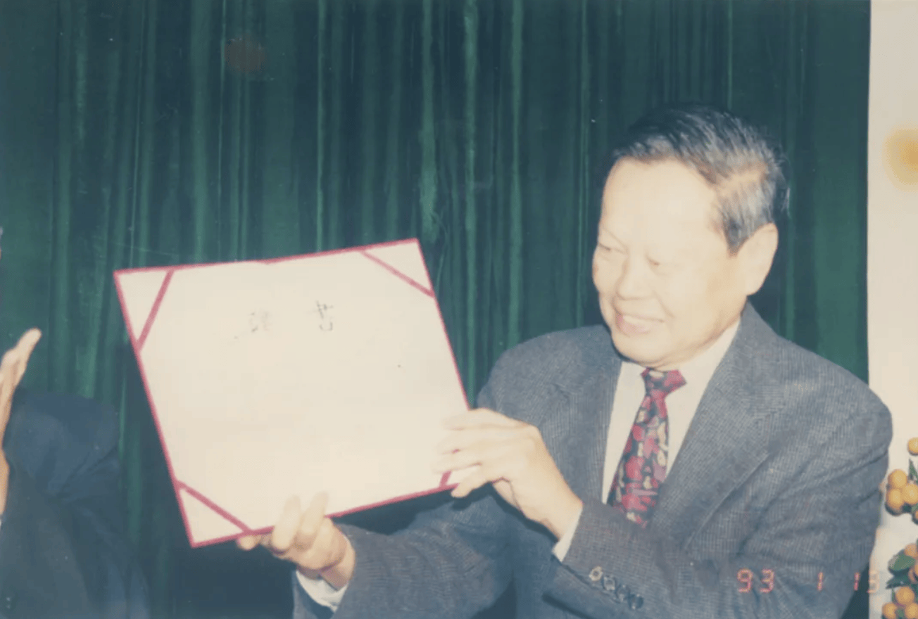 杨振宁为什么连续32年担任东莞理工学院名誉校长<strong></p>
<p>和平币</strong>？