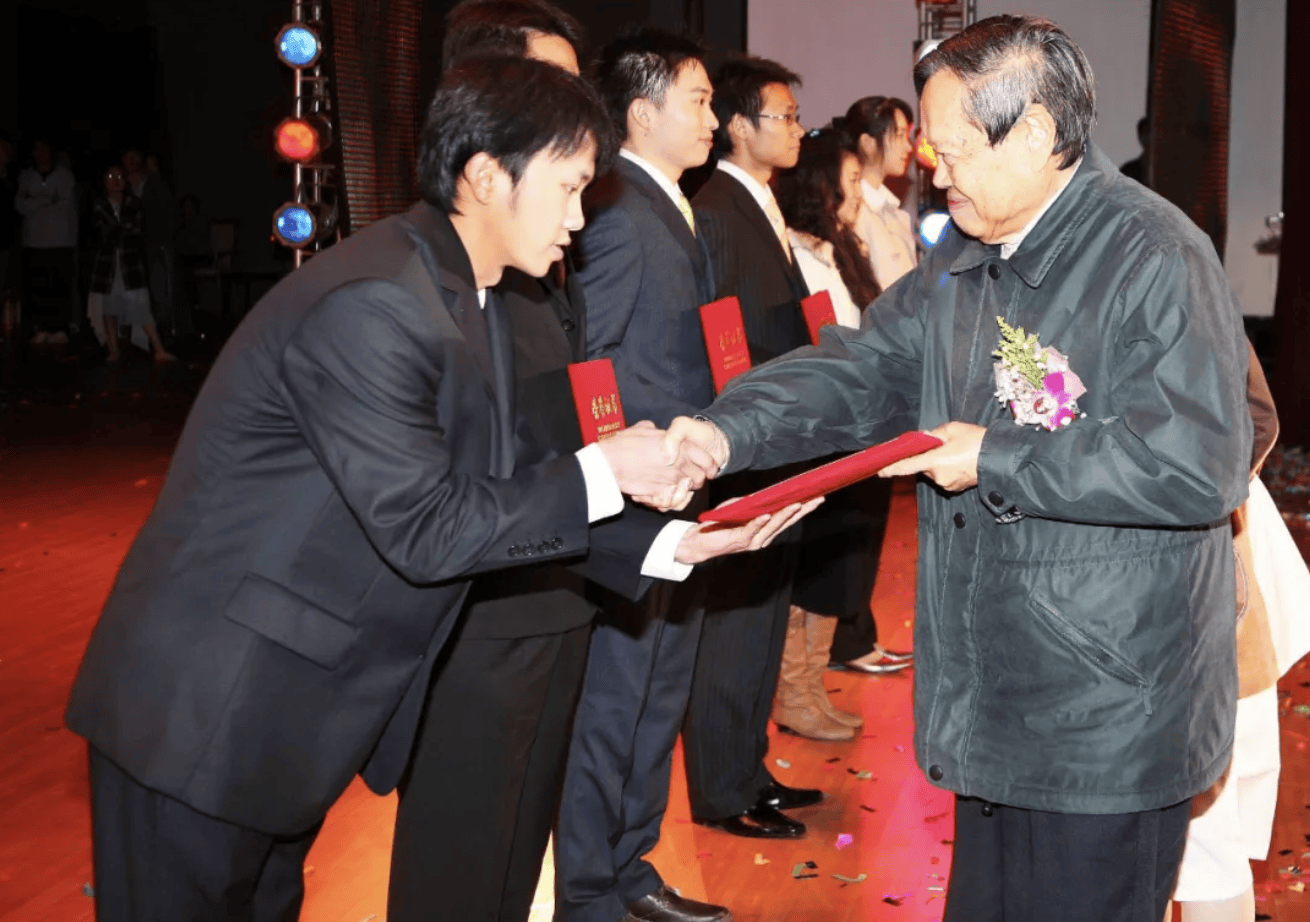 杨振宁为什么连续32年担任东莞理工学院名誉校长<strong></p>
<p>和平币</strong>？