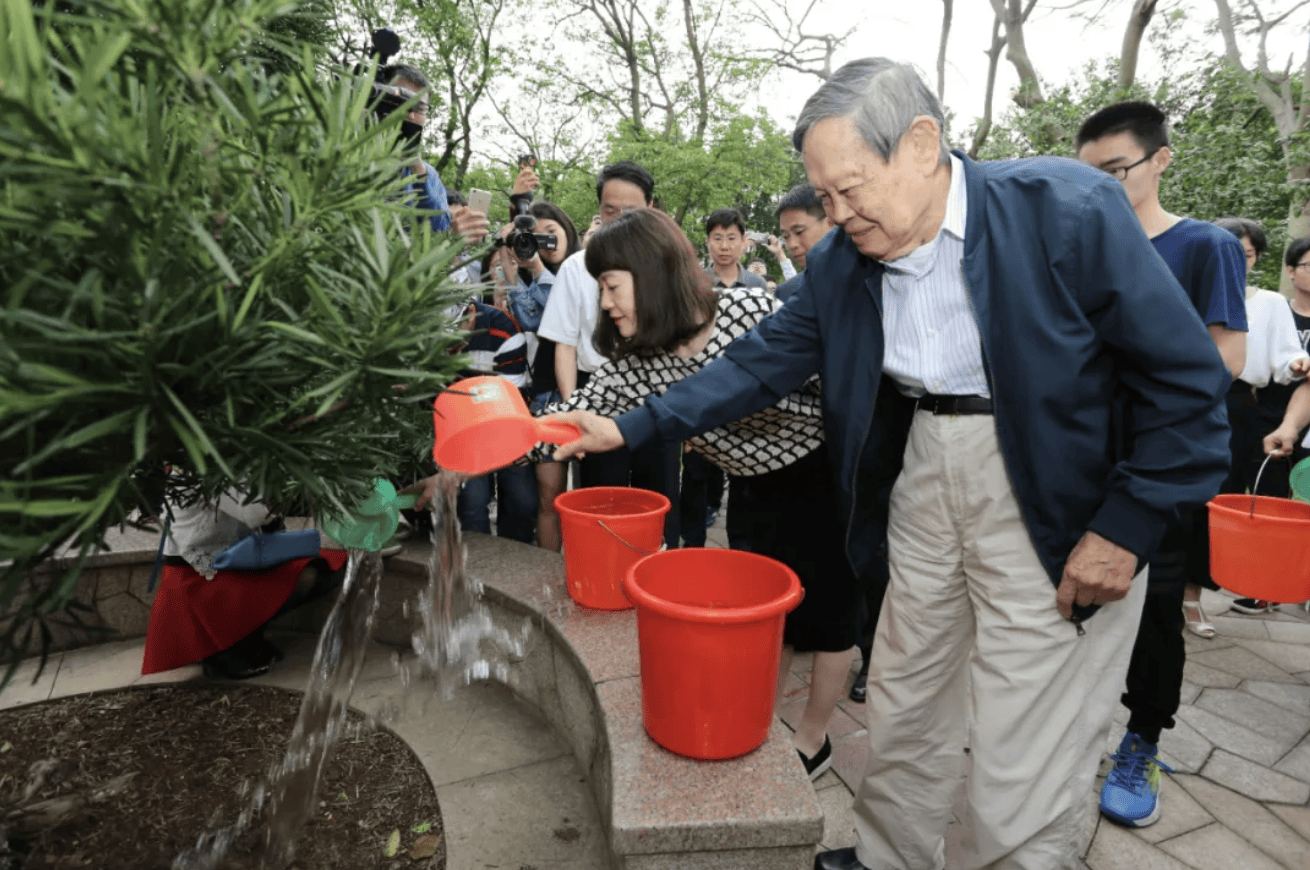 杨振宁为什么连续32年担任东莞理工学院名誉校长<strong></p>
<p>和平币</strong>？