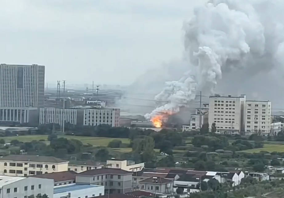 江苏一化工厂发生火灾<strong></p>
<p>和平币</strong>，现场燃起冲天浓烟街道被烟雾笼罩，当地：将通报，未致人员伤亡