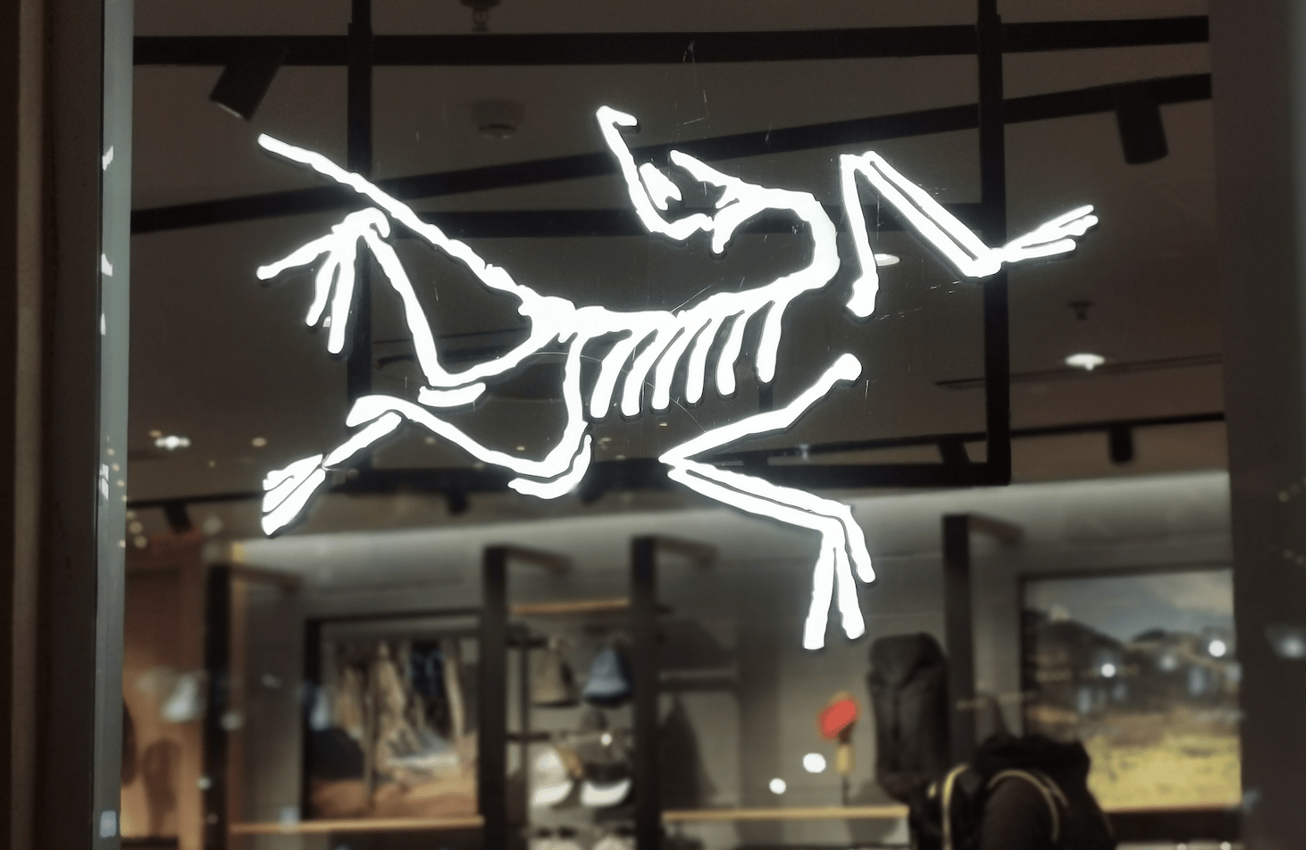 “烟花秀”之后<strong></p>
<p>和平币</strong>，始祖鸟大中华区总经理佘移峰离职