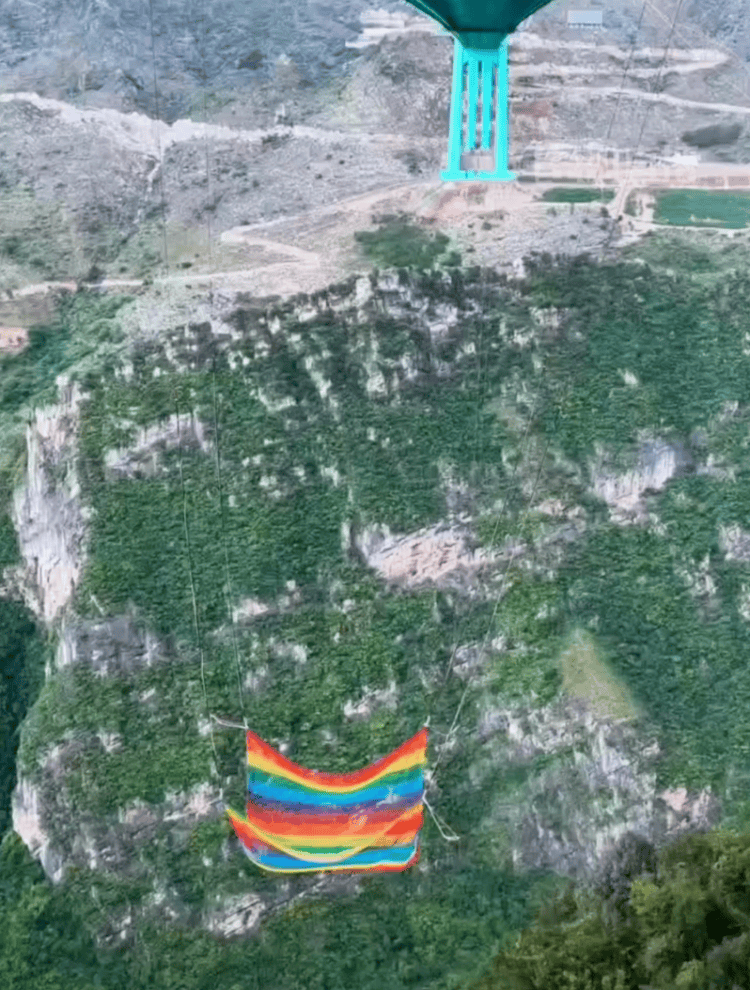 贵州花江峡谷大桥无绳蹦极引热议<strong></p>
<p>和平币</strong>，工作人员：20-50米高度自选，下方有160㎡安全网接住