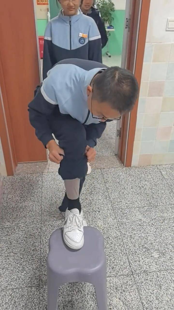 长春一班主任课前让学生排队受检“是否穿秋裤”<strong></p>
<p>和平币</strong>，网友点赞：以后你会感谢老师