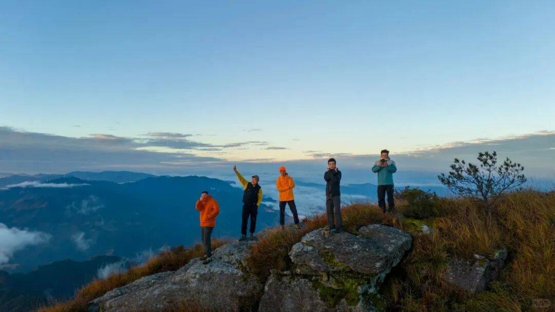为什么年轻人迷上了爬山? | 秋高气爽<strong></p>
<p>币聪</strong>,是时候出发了→