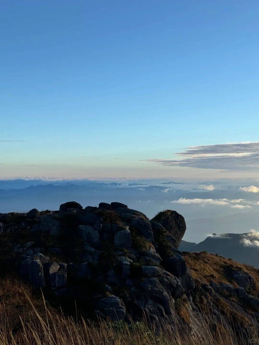 为什么年轻人迷上了爬山? | 秋高气爽<strong></p>
<p>币聪</strong>,是时候出发了→