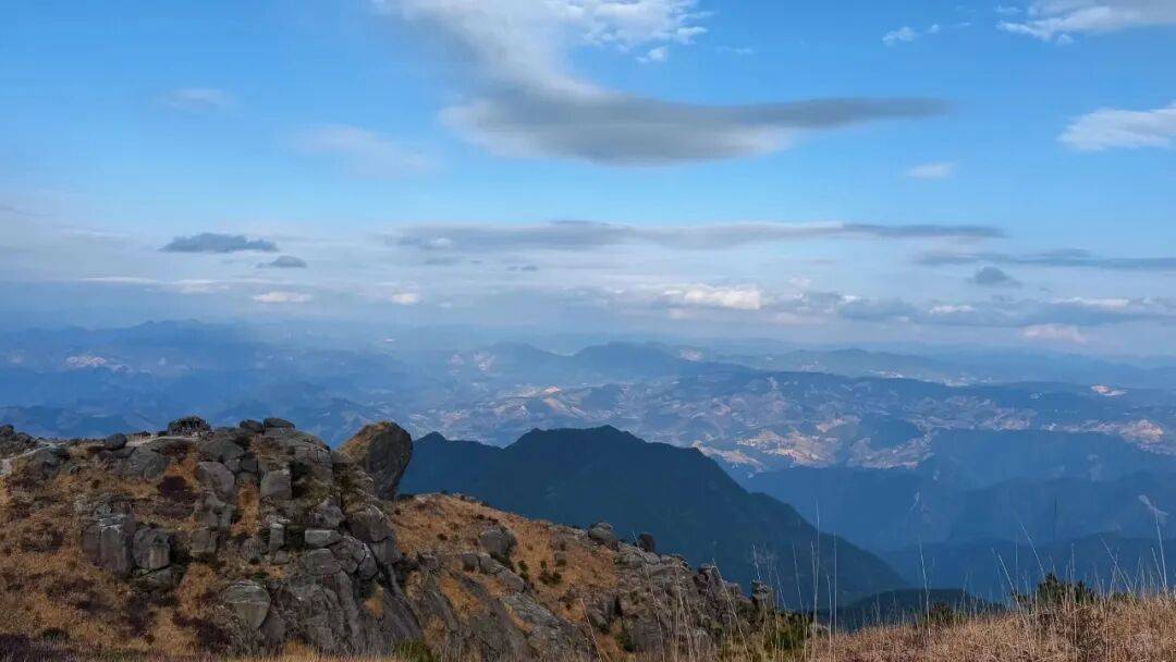 为什么年轻人迷上了爬山? | 秋高气爽<strong></p>
<p>币聪</strong>,是时候出发了→