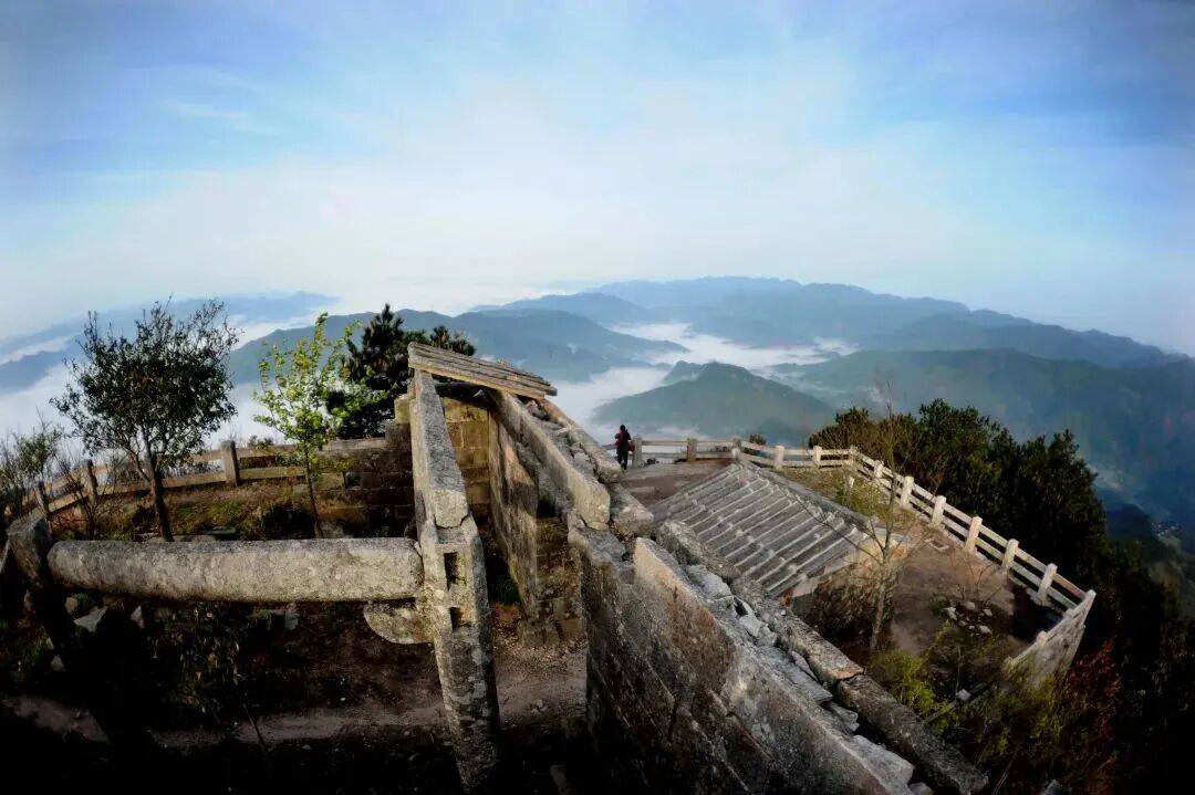 为什么年轻人迷上了爬山? | 秋高气爽<strong></p>
<p>币聪</strong>,是时候出发了→