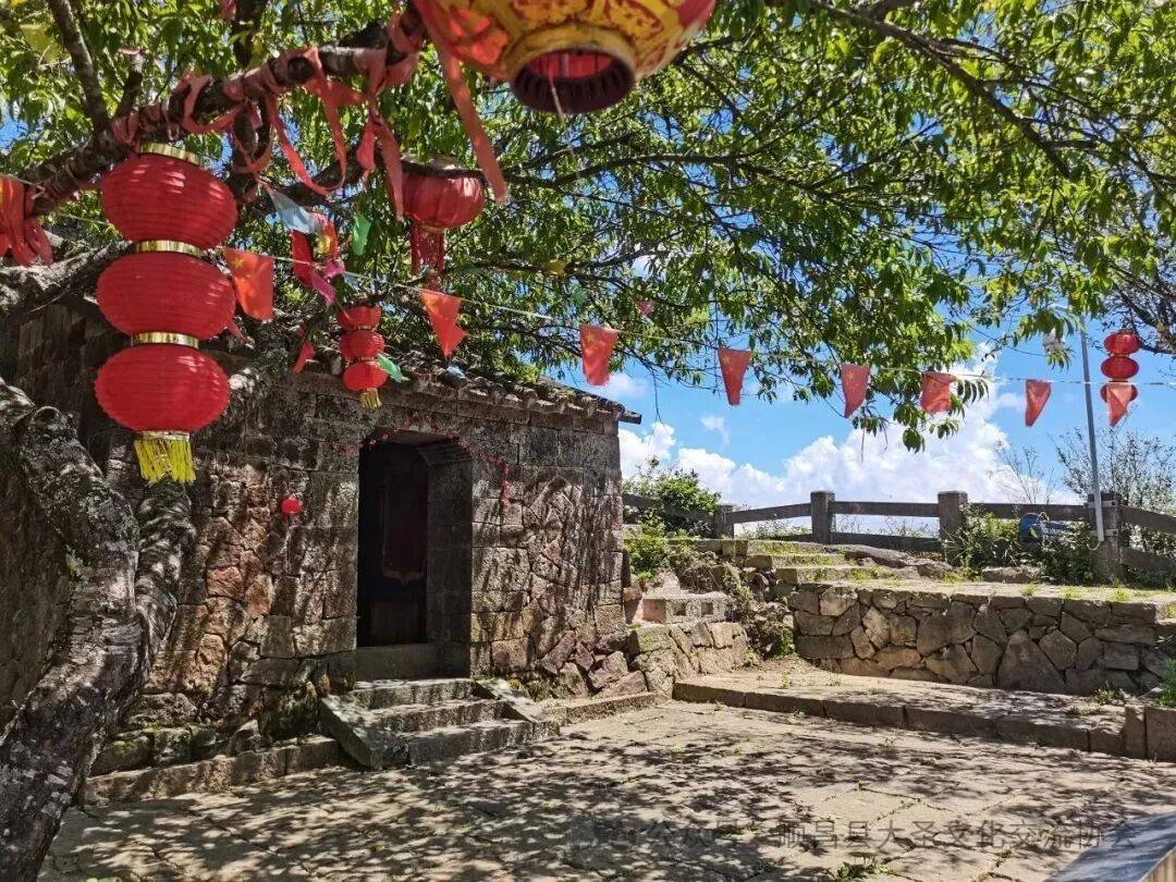 为什么年轻人迷上了爬山? | 秋高气爽<strong></p>
<p>币聪</strong>,是时候出发了→