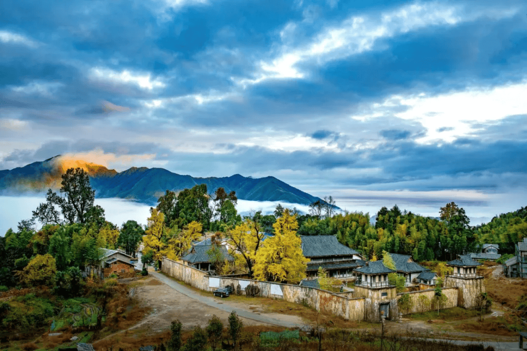 为什么年轻人迷上了爬山? | 秋高气爽<strong></p>
<p>币聪</strong>,是时候出发了→