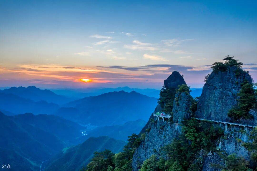 为什么年轻人迷上了爬山? | 秋高气爽<strong></p>
<p>币聪</strong>,是时候出发了→