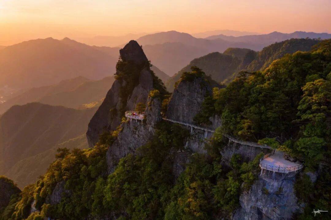 为什么年轻人迷上了爬山? | 秋高气爽<strong></p>
<p>币聪</strong>,是时候出发了→