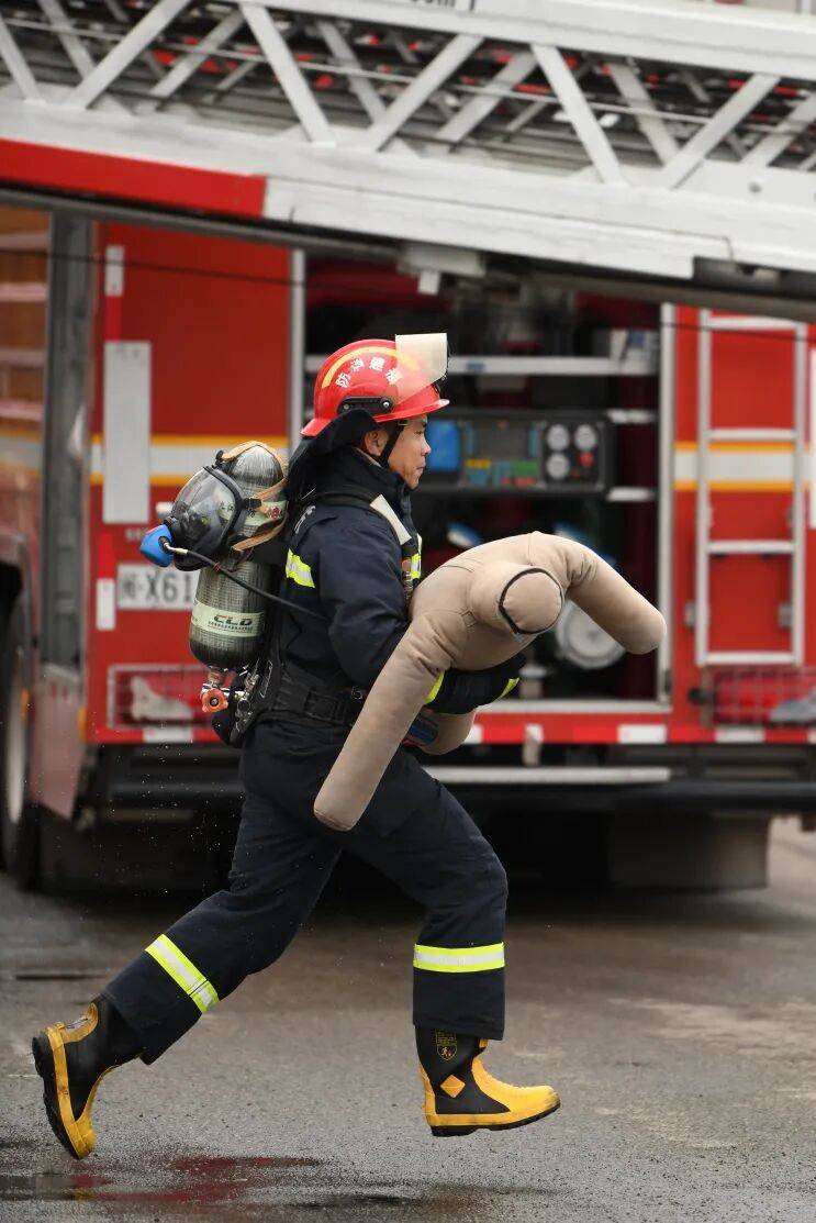 燃动赛场<strong></p>
<p>怎样进入币圈</strong>！三明消防激战 2025全省岗位练兵“龙虎榜”比武