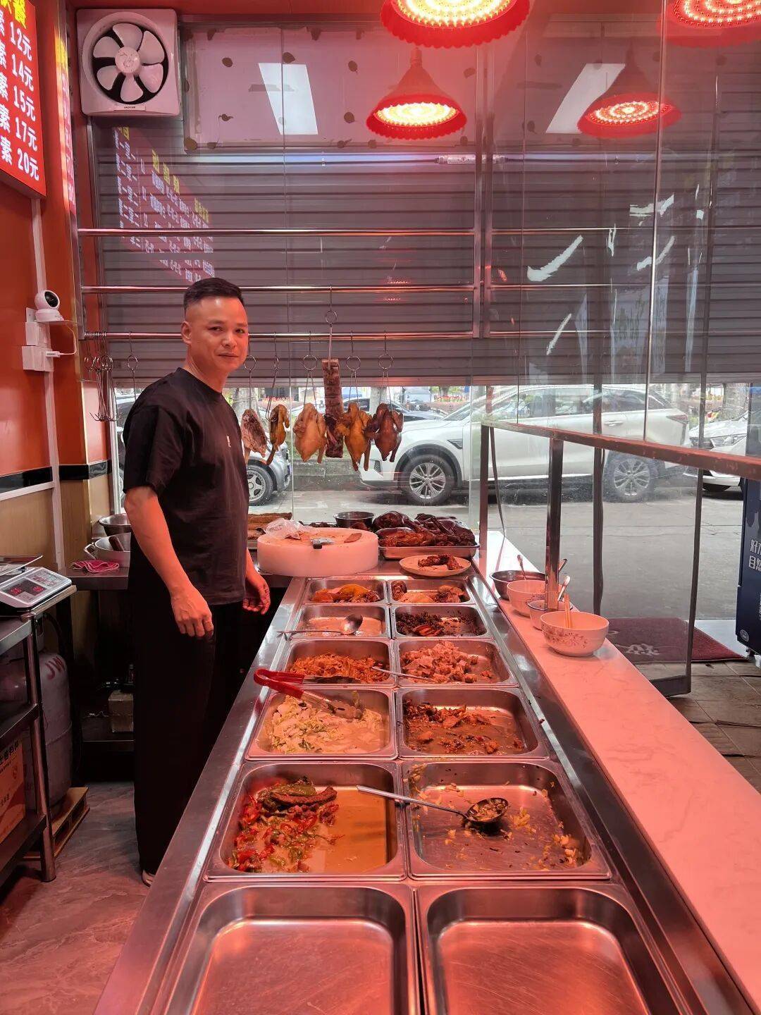 小伙到广州一猪脚饭店吃免费“2号餐”，突然跪地道谢，老板娘：以后要吃饭就直接过来