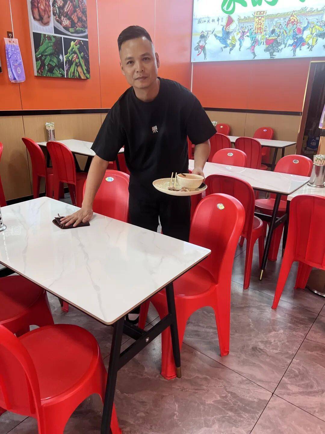 小伙到广州一猪脚饭店吃免费“2号餐”<strong></p>
<p>怎样进入币圈</strong>，突然跪地道谢，老板娘：以后要吃饭就直接过来
