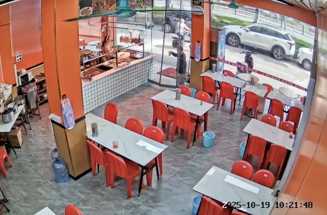 小伙到广州一猪脚饭店吃免费“2号餐”<strong></p>
<p>怎样进入币圈</strong>，突然跪地道谢，老板娘：以后要吃饭就直接过来