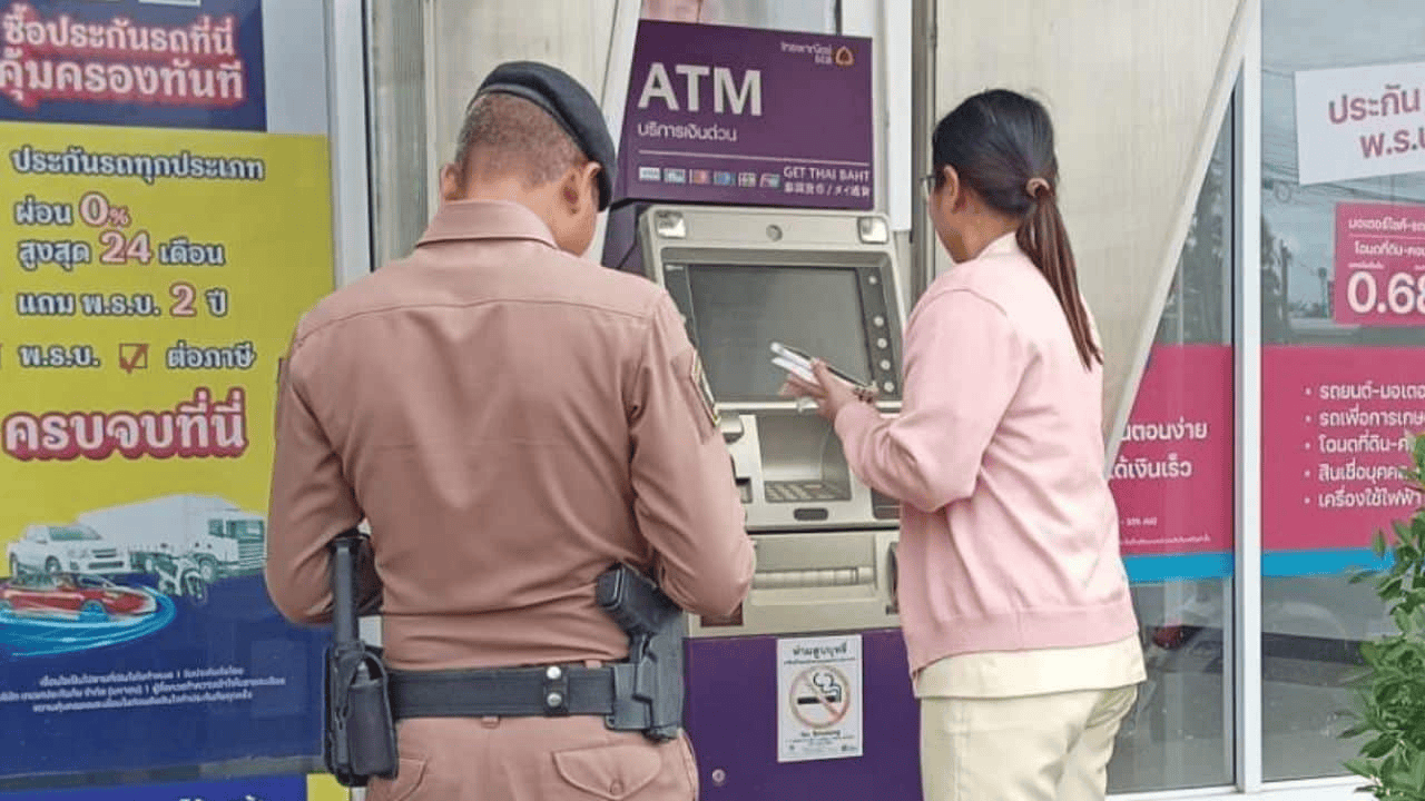 泰国女子在ATM机取钱<strong></p>
<p>福币价格</strong>，取款口突然窜出一条蛇