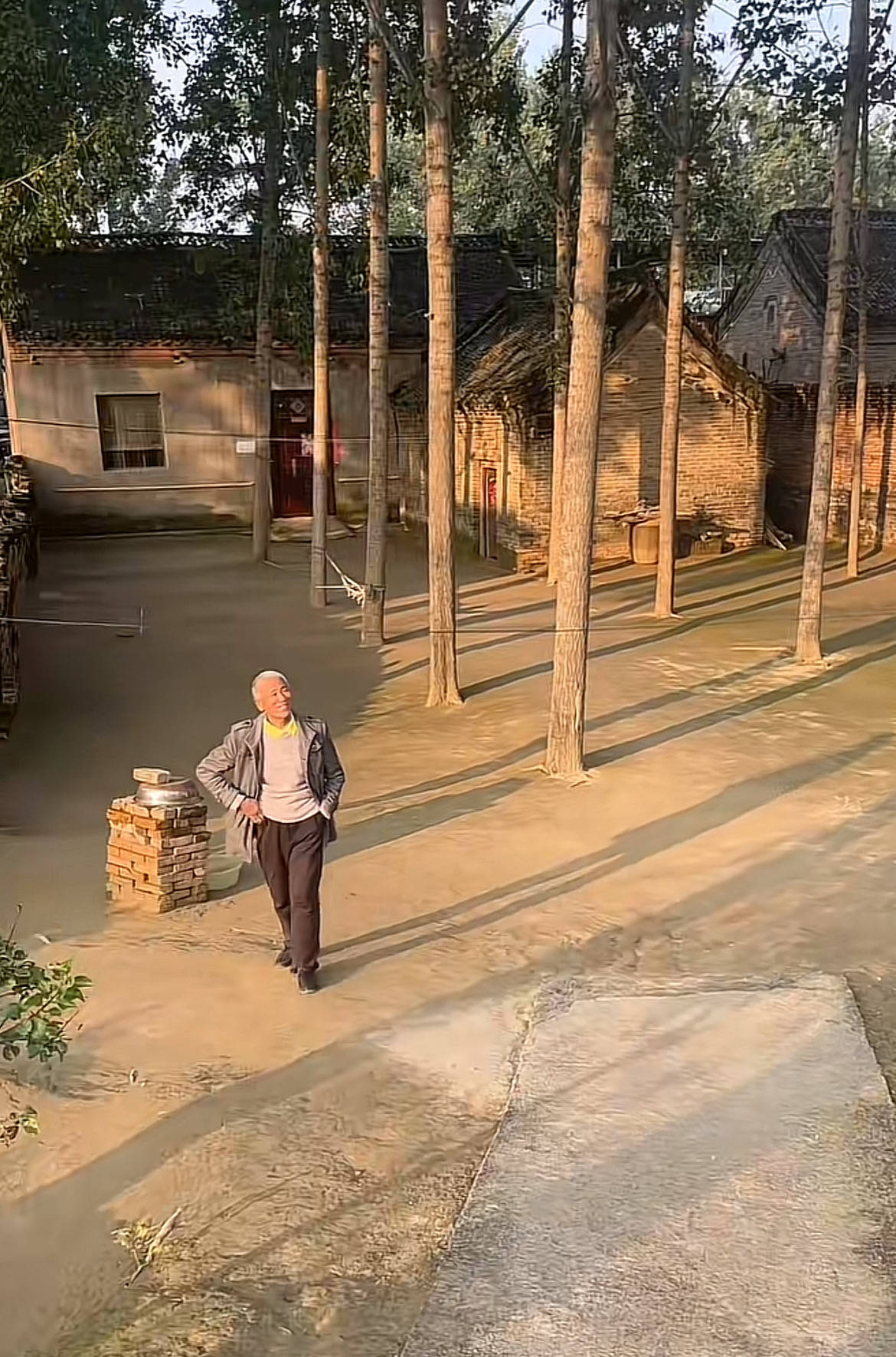 河南一大爷的院子因干净成网红打卡地<strong></p>
<p>福币价格</strong>，网友：像极了小时候家的样子，想拖鞋光脚丫子走