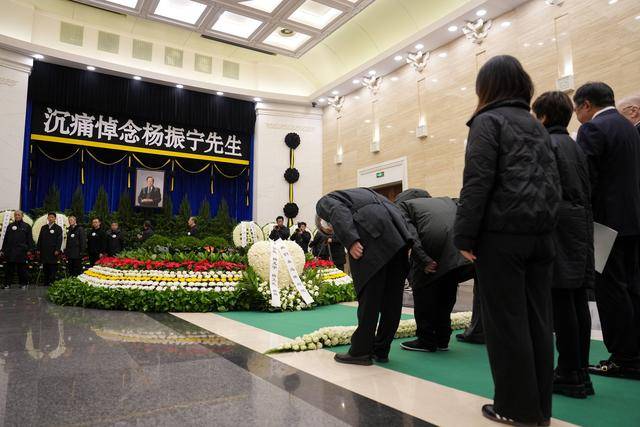 杨振宁遗体告别仪式在北京举行