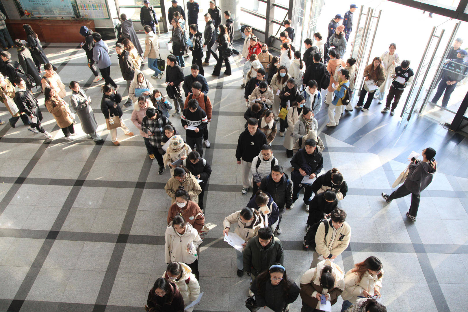 打破“35岁门槛”的首次国考：报名人数超350万创新高<strong></p>
<p>德币</strong>，前十岗位3个为税务系统