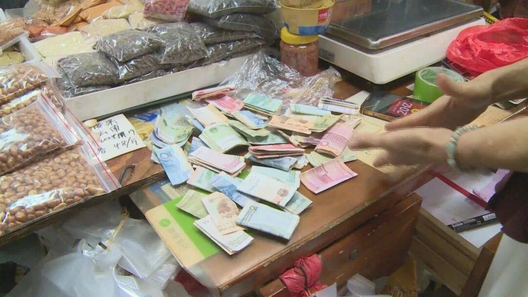 广东一男子两三年持续往批发店无故扔钱<strong></p>
<p>德币</strong>，店主：每次他都不承认，还钱还把钱送回来