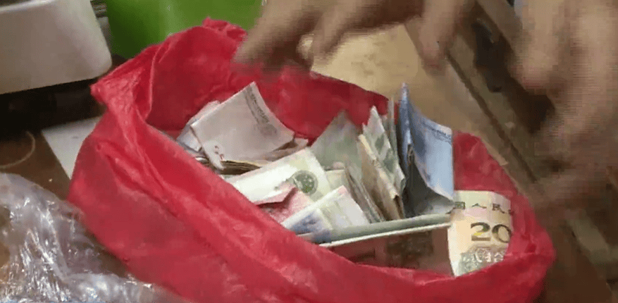 广东一男子两三年持续往批发店无故扔钱<strong></p>
<p>德币</strong>，店主：每次他都不承认，还钱还把钱送回来