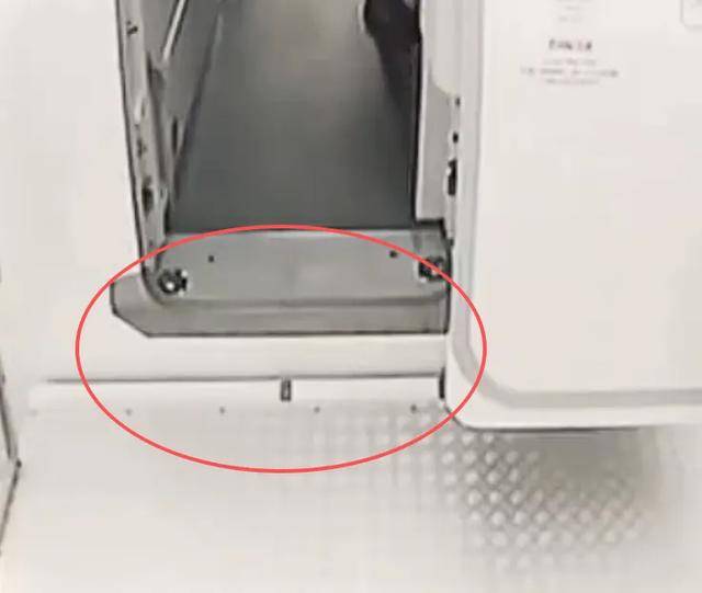 登机视频曝光<strong></p>
<p>币率兑换</strong>，郑智化道歉！除了关注有没有“连滚带爬”，我们更应关注什么？