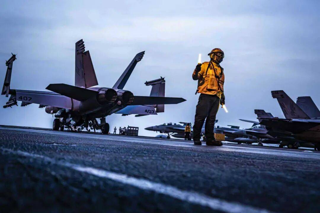 美海军在南海连摔两架飞机<strong></p>
<p>币对</strong>，因电磁攻击？中国军号发文