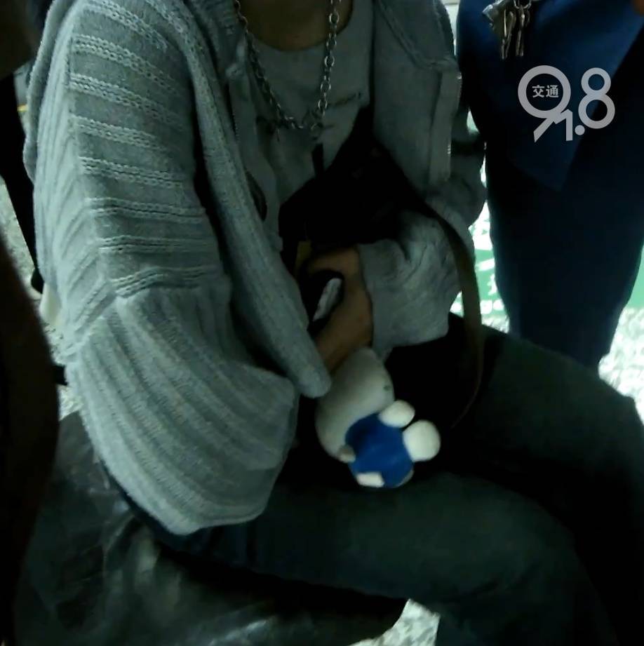 杭州地铁内<strong></p>
<p>五币钱</strong>，女乘客突然崩溃大哭！紧接着……这一幕被拍下