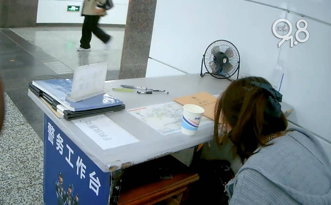 杭州地铁内<strong></p>
<p>五币钱</strong>，女乘客突然崩溃大哭！紧接着……这一幕被拍下