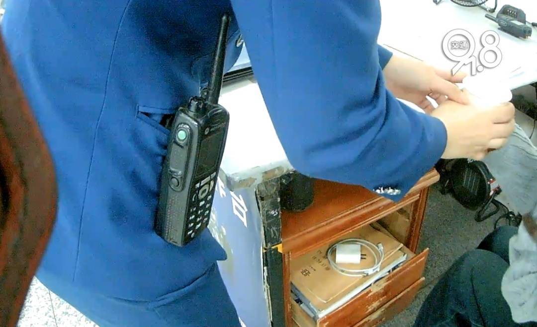 杭州地铁内<strong></p>
<p>五币钱</strong>，女乘客突然崩溃大哭！紧接着……这一幕被拍下