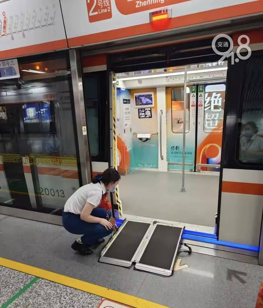 杭州地铁内<strong></p>
<p>五币钱</strong>，女乘客突然崩溃大哭！紧接着……这一幕被拍下