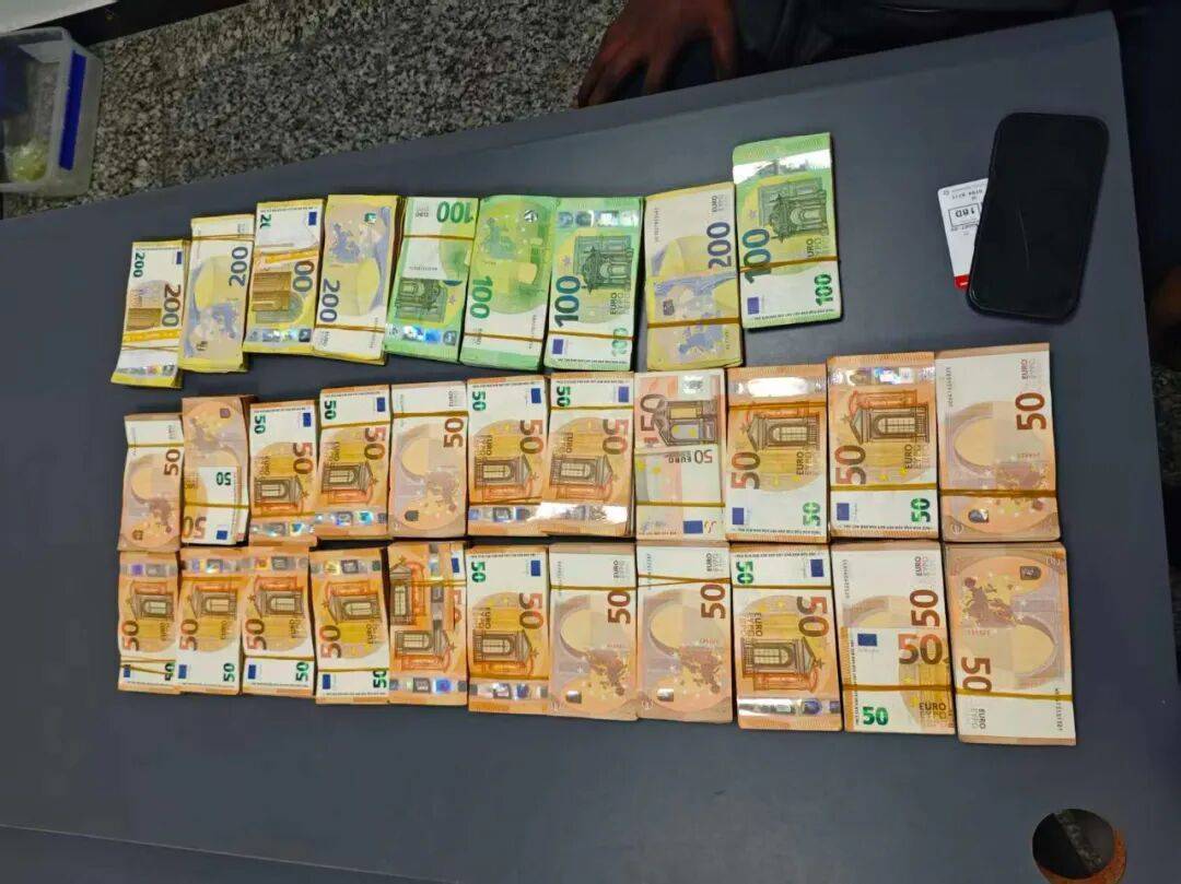成捆的欧元现金就放在背包里装着<strong></p>
<p>杀马特</strong>，折合人民币超186万元，旅客入境时被广州海关查获