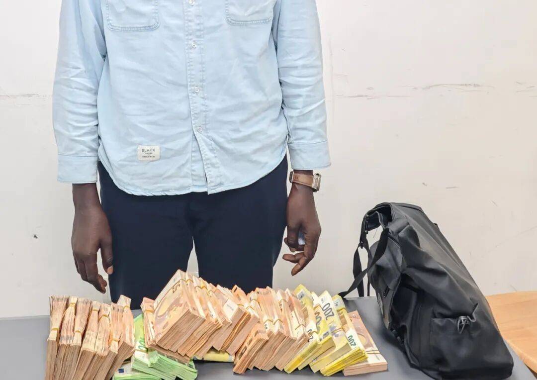 成捆的欧元现金就放在背包里装着<strong></p>
<p>杀马特</strong>，折合人民币超186万元，旅客入境时被广州海关查获