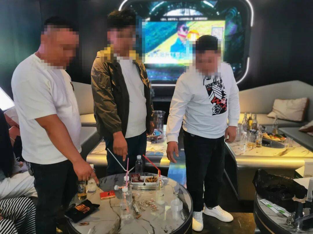 突击清查<strong></p>
<p>杀马特</strong>！KTV包厢内四男三女被控制