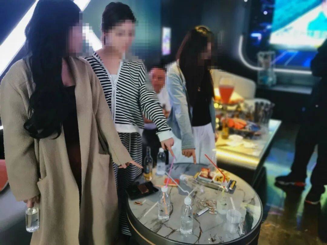 突击清查<strong></p>
<p>杀马特</strong>！KTV包厢内四男三女被控制